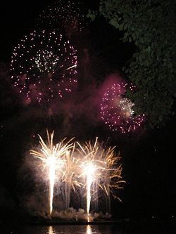 250px-Fireworks_at_Celebration_of_Light_from_Kits_Beach